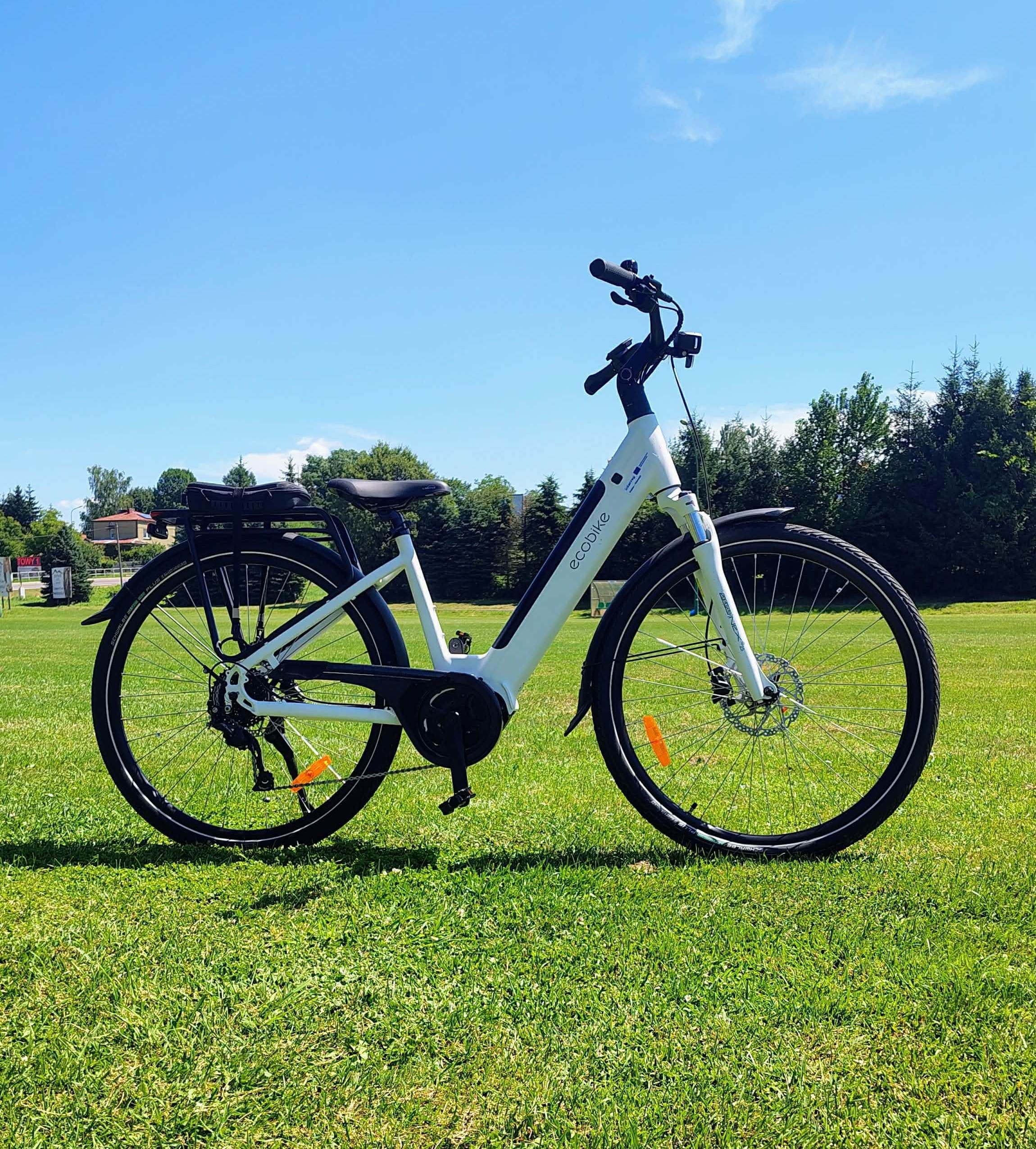 Rama aluminiowa, Przednie koło amortyzowane, Napęd: ilość biegów 9, Rozmiar koła: 28 cali, Hamulce tarczowe (SHIMANO MT200), Moc silnika 250W, Bateria: 17,5AH/630WH zintegrowana, Wyposażenie: oświetlenie przednie i tylne; dzwonek, stopka boczna, pełne błotniki, bagażnik, ładowarka do baterii.