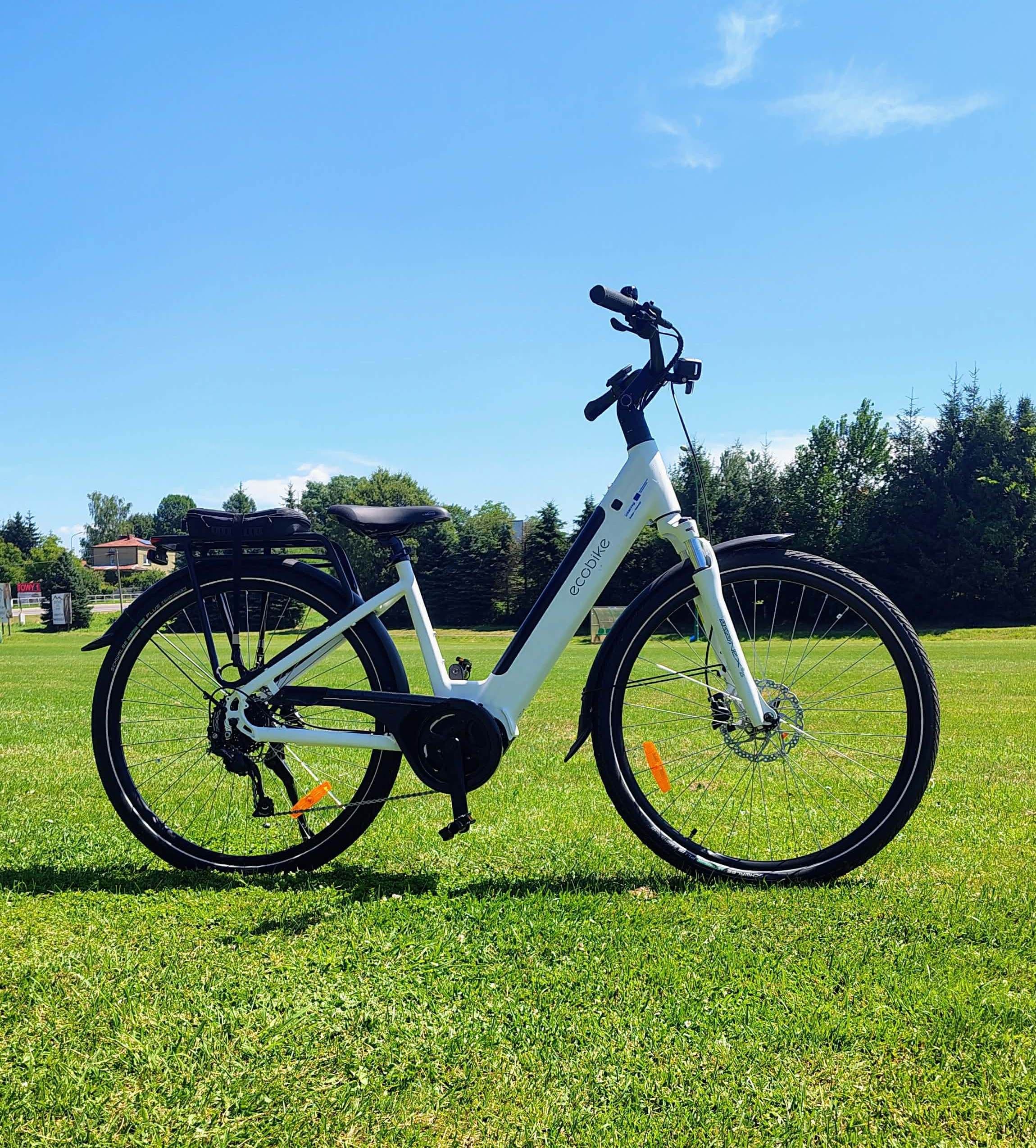 Rower 28" Eride Ecobike LX100 17" Rama aluminiowa, Przednie koło amortyzowane, Napęd: ilość biegów 9, Rozmiar koła: 28 cali, Hamulce tarczowe (SHIMANO MT200), Moc silnika 250W, Bateria: 17,5AH/630WH zintegrowana, Wyposażenie: oświetlenie przednie i tylne; dzwonek, stopka boczna, pełne błotniki, bagażnik, ładowarka do baterii.